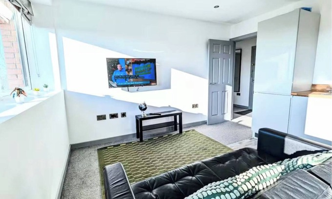 Wolverhampton Apartment | Little Gem Modern Apartment - City Centre
