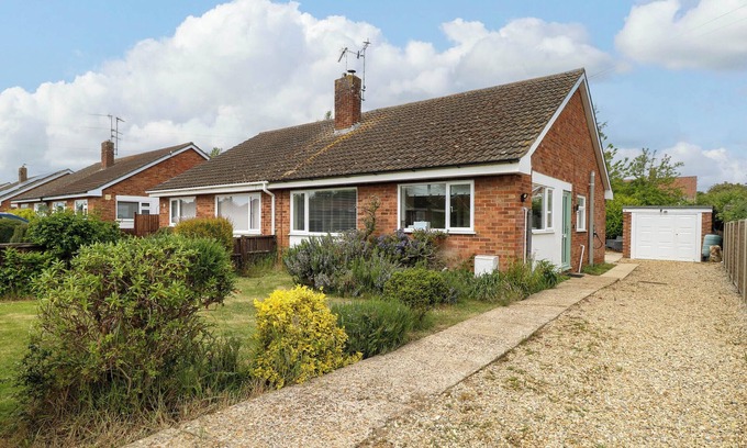 Dersingham House | LITTLE LODGE, pet friendly, with a garden in Dersingham