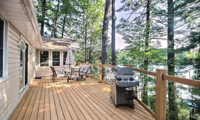 Muskoka Lakes House | Little Oaks Located on Lake Muskoka
