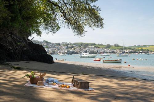 Salcombe House | Little Pebble