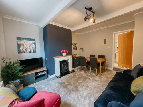 Ogden House | LITTLE RED HOLIDAY HOME - 2 Bed House with Free Parking within West Yorkshire, local access to the Peak District