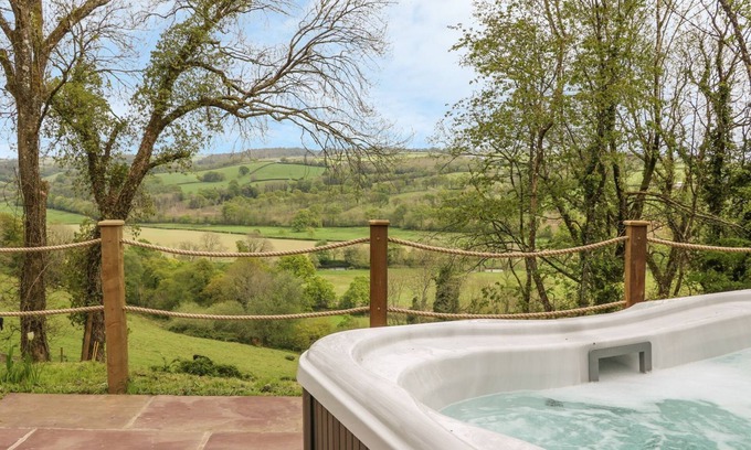 Umberleigh Cottage | LITTLE SILVER LEAF, romantic, with hot tub in High Bickington