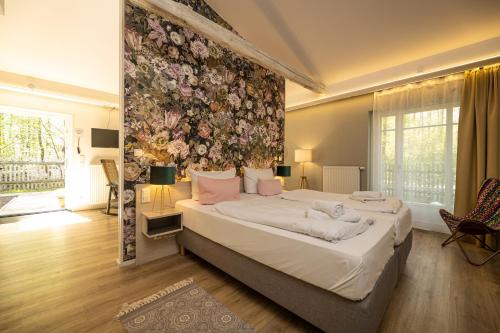 Buhlau/Weier Hirsch Apartment | Little Suite Apartments