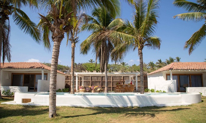 Troncones Hotel | Live barefoot in our hotel in front of the sea with the best Mediterranean cuisine.