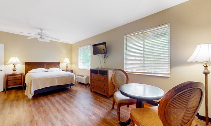 Naples House | Lively studio with game room, heated pool, restaurant, tennis, sauna, gym, BBQ