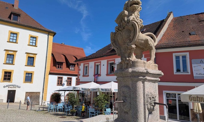Sulzbach-Rosenberg Apartment | Living by the Löwenbrunnen