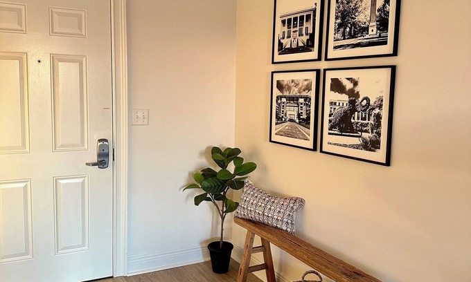 Tuscaloosa Condo | Living Legends Lodge in Houndstooth walk to Bryant-Denny stadium under 1 mile.