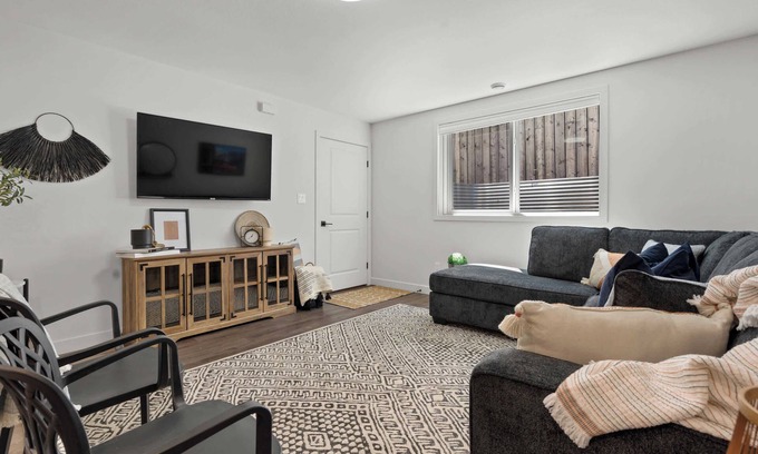 Pincher Creek House | Livingston Way | Family-Friendly Retreat | 55" TV!