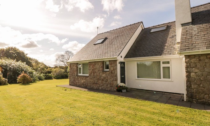 Llangefni Apartment | LLAIN BACH, family friendly, country holiday cottage in Llangefni