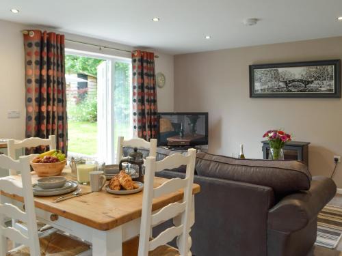 Llanllwchaiarn House | Llain Cottage