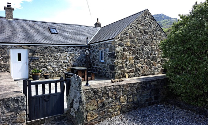 Garn Fadryn House | LLAIN FADARN, pet friendly, character holiday cottage in Nefyn