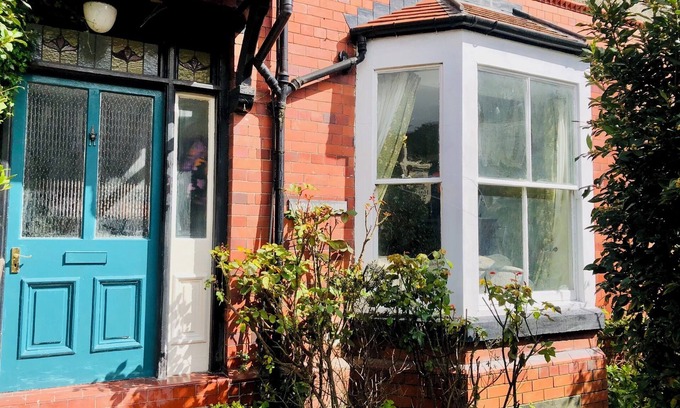 Llangollen House | Llangollen Art Deco Townhouse 4 bed with roll top bath and wood burner