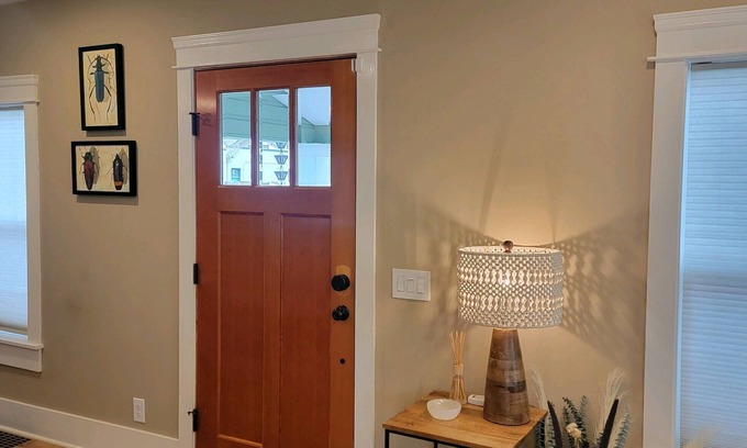 South Central House | Located in close proximity to Willamette University, 2 bedroom 2 bath.