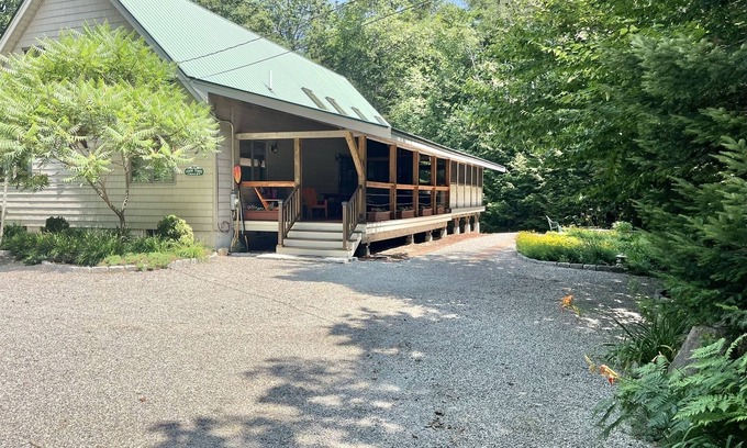 Bridgton Ski Chalet | Located in desirable Knights Hill Association on Moose Pond in Bridgton