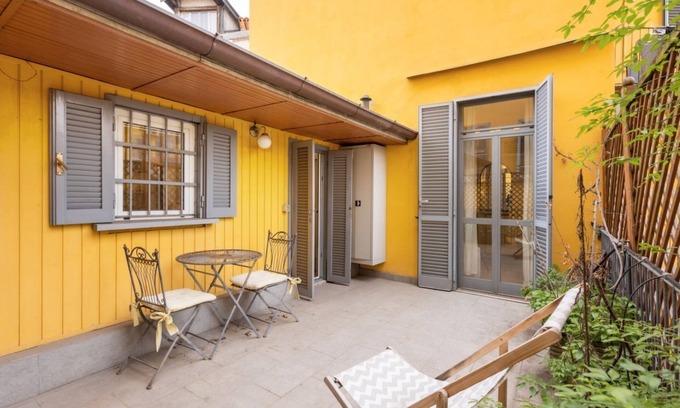 Porta Garibaldi Apartment | Located on the second floor of a typical Milanese condominium, this two-room apartment combines comfort and contemporary style. The flat features a fully equipped kitchen, ideal for those who love to cook and host. You will find a hob, oven, fridge, dish