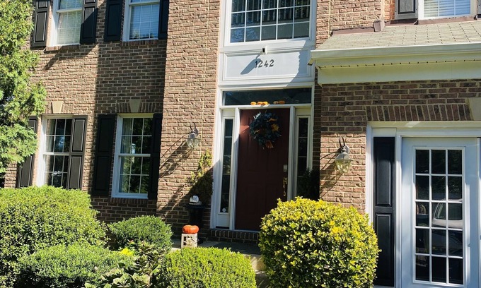 Belle Haven House | Location Location, spacious 5Br 4 bath house in oldtown w/hot tub & firepit.