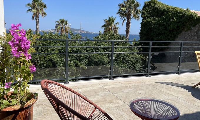Meze House | Location Maison au Bord de L'etang de Thau - Plage 20 Mètres - 10 Couchages