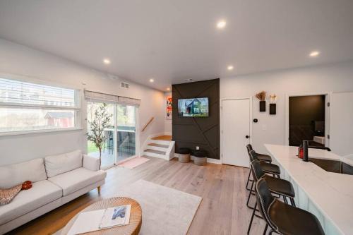 Detroit - Shoreway House | Location Modern Ohio City Luxury 2 King Beds