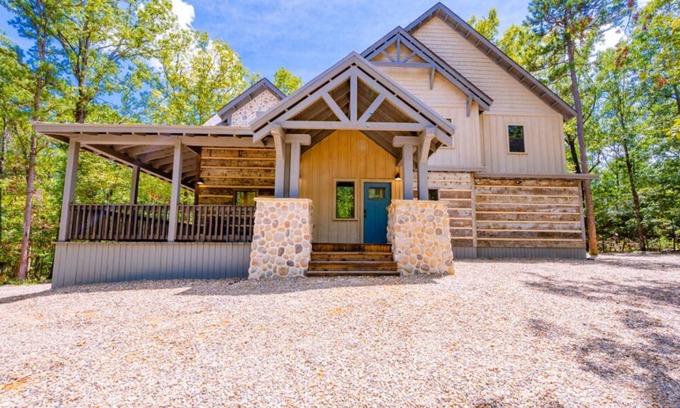 Broken Bow Cabin | Location/Pet Friendly/Hot Tub/Pool Table