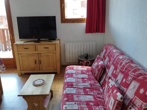 Puy-Saint-Vincent Apartment | Location saisonnière 3 pièces à Puy-Saint-Vincent, 6 personnes, proche pistes, piscine, parking inclus - FR-1-504-599