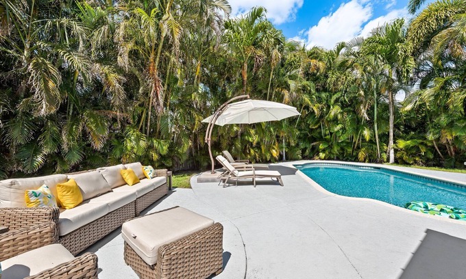Lake Ida Shores House | LOCATION! Spacious 3/3 Downtown Delray House with Heated/Cooling Pool