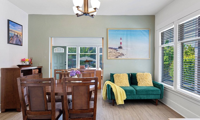 Eastlake House | Location！Vintage 3 Bedroom Home in Prime Eastlake Seattle with Private Parking