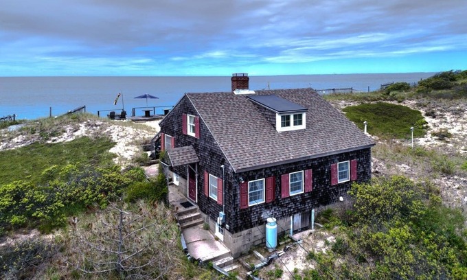 Wellfleet Cottage | Location! Waterfront- Beachfront Cottage on Ryder Beach
