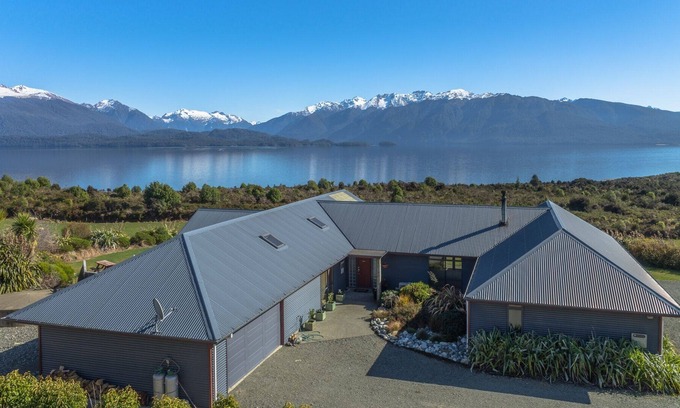 Te Anau House | Loch Vista Lake View Villa Accommodation
