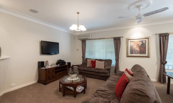 Mount Panorama Cottage | LOCHINVAR/Maple Cottage is a hidden gem