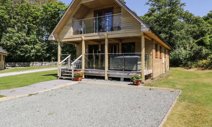 Llanbedr House | LODGE 21, family friendly, with hot tub in Llanbedr