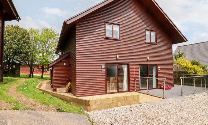 Winnard's Perch Cabin | LODGE 49A, pet friendly, with hot tub in Winnard's Perch