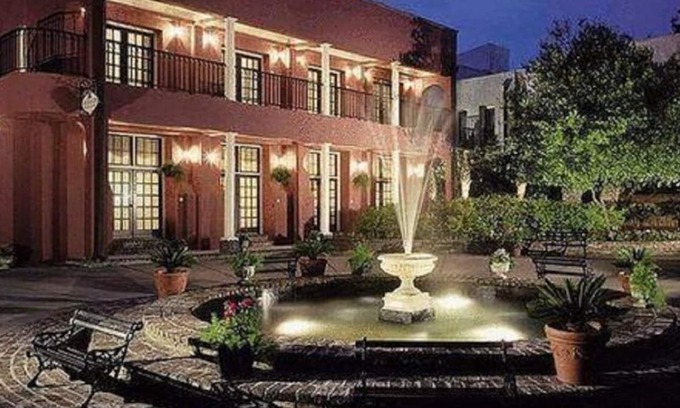 French Quarter Resort | Lodge Alley Inn with fireplace, near College of Charleston