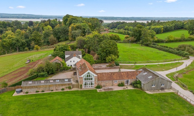 Lydney House | Lodge Barn, Forest of Dean - sleeps 18 guests in 9 bedrooms