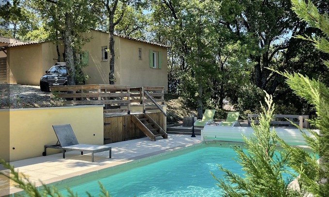 Cabrieres-d'Avignon Cottage | Lodge in a small private residence with swimming pool in a green setting