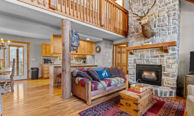 Branson West Cabin | Lodge overlooking Roark Creek and Golf Course. 3 miles from Silver Dollar City!