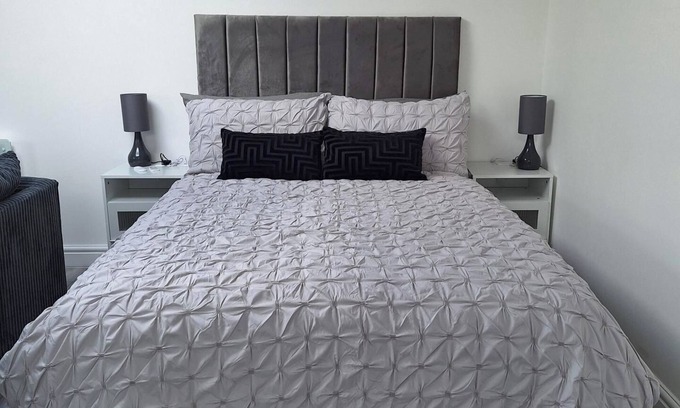 Sidcup Apartment | Lodge - Sleeps 2 - Pet friendly - Parking - Patio