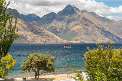 Queenstown Apartment | Lodges 11 - Lake views and close to town