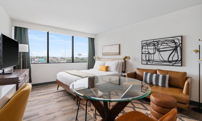 Greenway Plaza-Upper Kirby Apartment | Lodgeur | Studio w/gym & pool | Upper Kirby