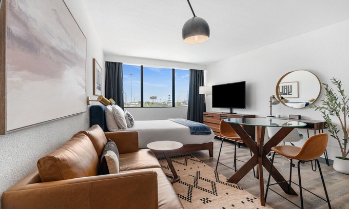 Greenway Plaza-Upper Kirby Apartment | Lodgeur | Trendy studio space | Upper Kirby