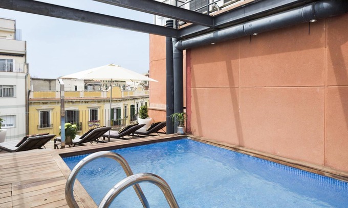 el Fort Pienc Apartment | Loft by Arc de Triomf w/terrace, pool & Wi-Fi