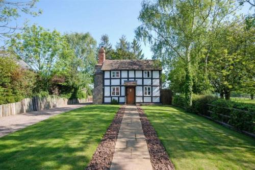 Whitbourne House | Log- burner, dog friendly- woodland views with walking trails and local pub on your doorstep! Popular walking trails nearby-Malvern Hills and the Brockhampton Estate- Peaceful village on the border of Hereford and Worcester