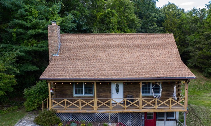 Preston Cabin | Log cabin, 5 min to casino with pond, Private!