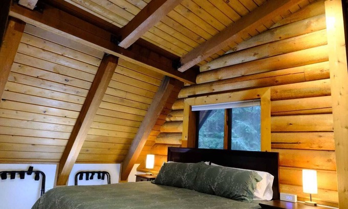 Back Loop Apartment | Log Home Apt w/King bed, laundry & full kitchen