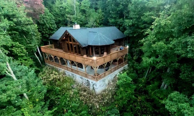 Maggie Valley House | Log Home with Mountain view VERY PRIVATE! Spa Sauna & Hot Tub "The Love Nest"