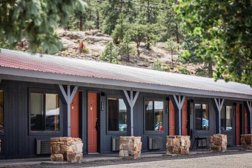 South Fork Hotel | LOGE Wolf Creek