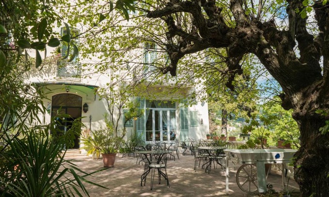 Grasse Hotel | Logis Hôtel La Bellaudière