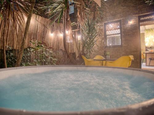 Fulham Broadway Villa | London Fulham - hot tub, parking, games & cinema room