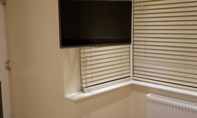 Clayhall Apartment | London Luxury Apartment 1 Bed Studio 1 min walk to Redbridge Tube Station