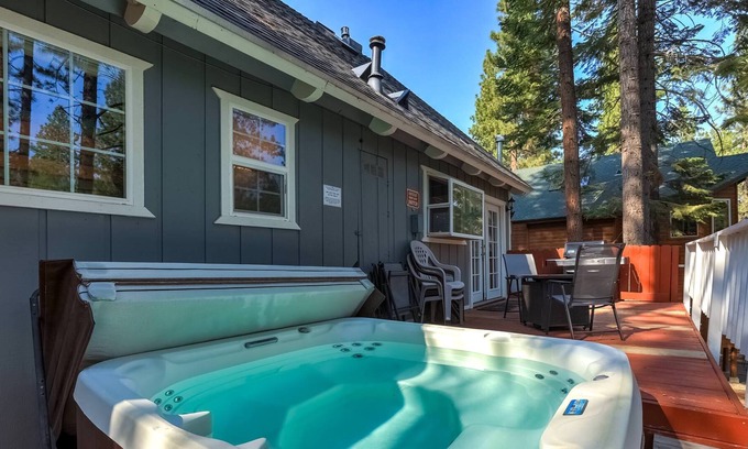Montgomery Estates House | Lone Pine Lodge - Hot tub, Arcade game, Movie room!