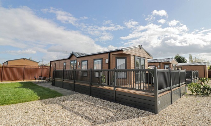 Evesham Cottage | LONG ACRES LODGE, family friendly, with a garden in Evesham